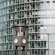 Bild: Glasfassade eines Berliner Bürohauses.