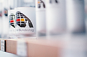 Bild: Gläser mit dem Kuppel-Logo im Bundestag-Shop.