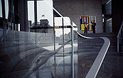Bild: Brechungen, Zitate, Bezüge. Impressionen im Marie-Elisabeth-Lüders-Haus, im Hintergrund das Werk „Rot Gelb Weiß Blau 1-4“ von Imi Knoebel.
