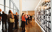 Bild: Eröffnungsausstellung im September 2005. „Wille, Macht und Wandel“ – Fotografien von Herlinde Koelbl.