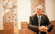 Bild: Im Andachtsraum, gestaltet von Günther Uecker: Bundestagspräsident Norbert Lammert.