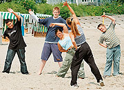Bild: Streckübungen im Strandbad: Die Fitness bei Jugendlichen ist seit 1995 zurückgegangen.