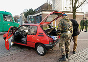 Bild: Ausarbeitung zum Thema Bundeswehreinsatz im Innern: Ein Soldat kontrolliert einen PKW.