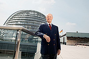 Bild: Hans-Joachim Stelzl auf der Dachterasse des Reichstagsgebäudes. Seit 1. Mai ist er Direktor beim Deutschen Bundestag.