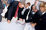 Bild: Vielfältige Dienste: Mitarbeiter der Bundestagsverwaltung halten zu Beginn der Wahlperiode Dokumente für neue Abgeordnete bereit.