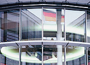 Bild: Die Deutschlandflagge spiegelt sich in der Glasfassade des Paul-Löbe-Hauses.