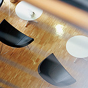 Bild: Zwei Stühle mit kleinen Tischen von oben.