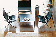 Bild: Sitzgruppe mit kleinem Tisch.
