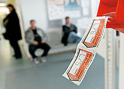 Bild: Das Ticket für die Rückkehr ins Berufsleben? Abrissmarken im Arbeitsamt Kassel.