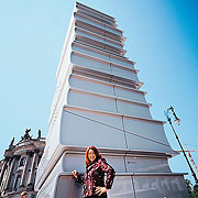 Bild: Monika Griefahn vor der Skulptur "Der moderne Buchdruck" auf dem Bebelplatz in Berlin.