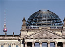 Bild: Christo vor dem verhüllten Reichstagsgebäude.