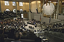 Bild: Bundestagspräsident Wolfgang Thierse 1999 mit dem symbolischen Schlüssel für das Reichstagsgebäude.