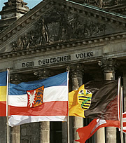 Bild: Flaggen der Bundesländer vor dem Westportal des Reichstagsgebäudes.