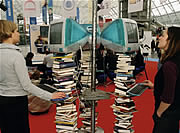 Bild: Am Ende der Gutenberggalaxis? Bücherstapel und Monitore auf der Leipziger Buchmesse.