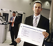 Bild: Der Abgeordnete Volker Wissing (FDP) in einem Schaltervorraum einer Bank.