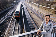 Die Abgeordnete Heidrun Bluhm auf einer Brücke über einer Eisenbahnlinie.
