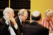 Hans-Joachim Stelzl, Direktor beim Bundestag, zeigt ein Dokument - im Hintergrund Wolfgang Thierse und Susanne Kastner (beide SPD).