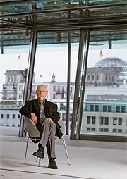Bundestagspräsident Norbert Lammert auf der Terrasse der Akademie der Künste.