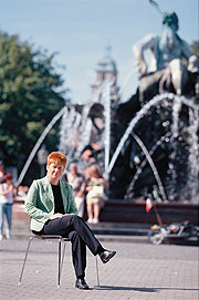 Petra Pau am Neptunbrunnen nahe des Roten Rathauses.