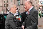 Bundestagspräsident Norbert Lammert begrüßt seinen polnischen Amtskollegen Marek Jurek.