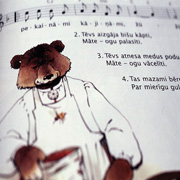 Liederbuchseite mit Noten und gezeichnetem Bär.