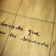 Notizzettel mit portugiesischen Worten.
