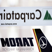 Schriftzüge und Logos rumänischer Fluggesellschaften.