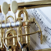 Ausschnitt einer Trompete vor Notenblatt.
