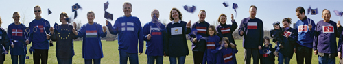 Menschen mit den Flaggen von EU-Ländern auf T-Shirts und der EU-Flagge in der Hand.