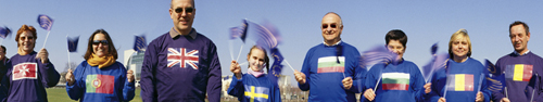 Menschen mit den Flaggen von EU-Ländern auf T-Shirts und der EU-Flagge in der Hand.