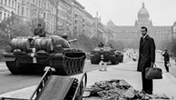 Panzer auf dem Prager Wenzelsplatz, davor ein Mann mit Aktentasche.