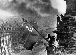 Chaldej: Sowjetflagge 1945 auf dem Reichstag.