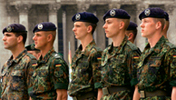Soldaten der Bundeswehr vor dem Reichstagsgebäude