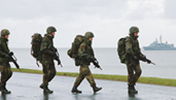 Deutsche Marinesoldaten trainieren in Wilhelmshaven eine Evakuierung im Rahmen einer Kriseneinsatzübung