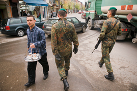 Alltag in Prizren, Hauptsitz der KFORTruppe. Bundeswehrsoldaten des Einsatzbataillons patrouillieren in der Innenstadt