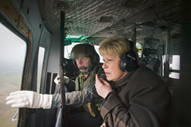 Vollständiges Bild der Lage: Die Ausschussvorsitzende Ulrike Merten im Bundeswehrhubschrauber über dem Kosovo