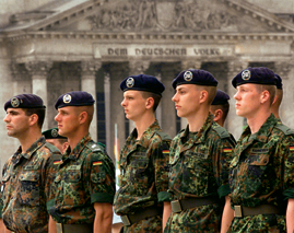 Soldaten der Bundeswehr vor dem Reichstagsgebäude