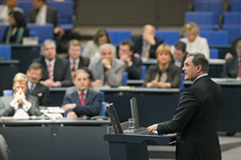 Rechenschaft vor dem Parlament: Franz Josef Jung, Bundesminister der Verteidigung, spricht im Plenum