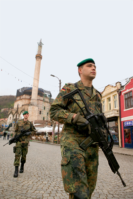 Zwei Bundeswehrsoldaten auf Patrouille in Prizren