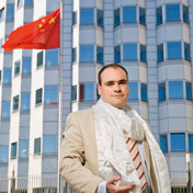 Vor verschlossenen Türen? Holger Haibach mit einem Gebetsschal aus Tibet vor der chinesischen Botschaft in Berlin