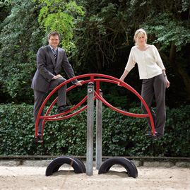 Carsten Schneider und Inge Zeller auf einer Wippe auf einem Kinderspielplatz