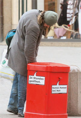 Schützt der Sozialstaat noch ausreichend vor sozialer Not? Müllsammler in einer deutschen Stadt