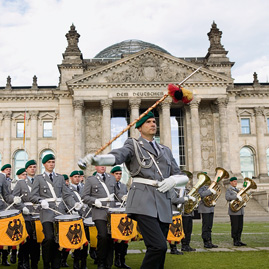 Musikkapelle der Bundeswehr vor dem Reichstagsgebäude
