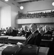 Im Plenum des Parlamentarischen Rates: Konrad Adenauer (CDU), der bei der konstituierenden Sitzung zum Präsidenten gewählt wird