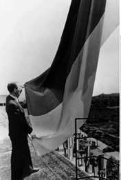 Anlässlich der letzten Sitzung des Parlamentarischen Rates am 23. Mai 1949 werden Fahnen mit den Farben der neuen Bundesrepublik Deutschland gehisst