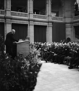 Der hessische Ministerpräsident Christian Stock von der SPD am Rednerpult während des Festakts zur Eröffnung des Parlamentarischen Rates am 1. September 1948