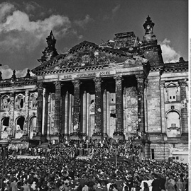 Freiheitskundgebung am 9. September 1948 vor dem Reichstagsgebäude mit dem Appell des Berliner Bürgermeisters Ernst Reuter an die „Völker der Welt” — Ausdruck für den Durchhaltewillen
