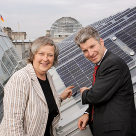 Bärbel Höhn und Sven Becker bei den Fotovoltaikanlagen auf dem Jakob-Kaiser-Haus