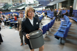 Nach der Abstimmung: Brigitte Rubbel trägt eine Wahlurne aus dem Plenarsaal