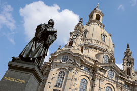 Statue von Martin Luther vor der wieder aufgebauten Dresdner Frauenkirche